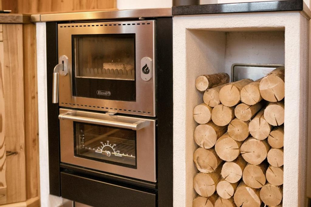 Kuchyň nebo kuchyňský kout v ubytování FIRSTpeak Chalets