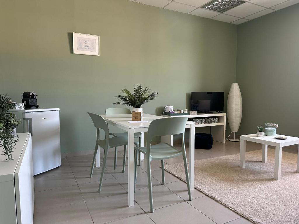 Televízia a/alebo spoločenská miestnosť v ubytovaní BOTANICAL SUITE