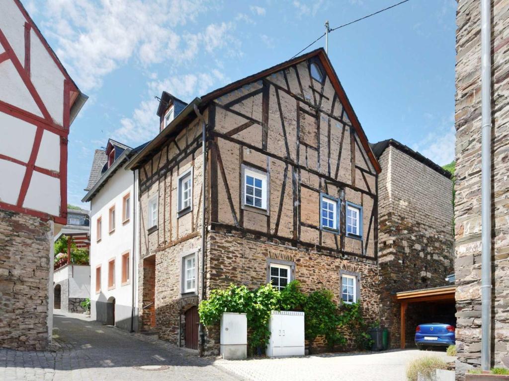 un antiguo edificio en una ciudad medieval con bandera en Ferienhaus MaLu in Bremm, en Bremm