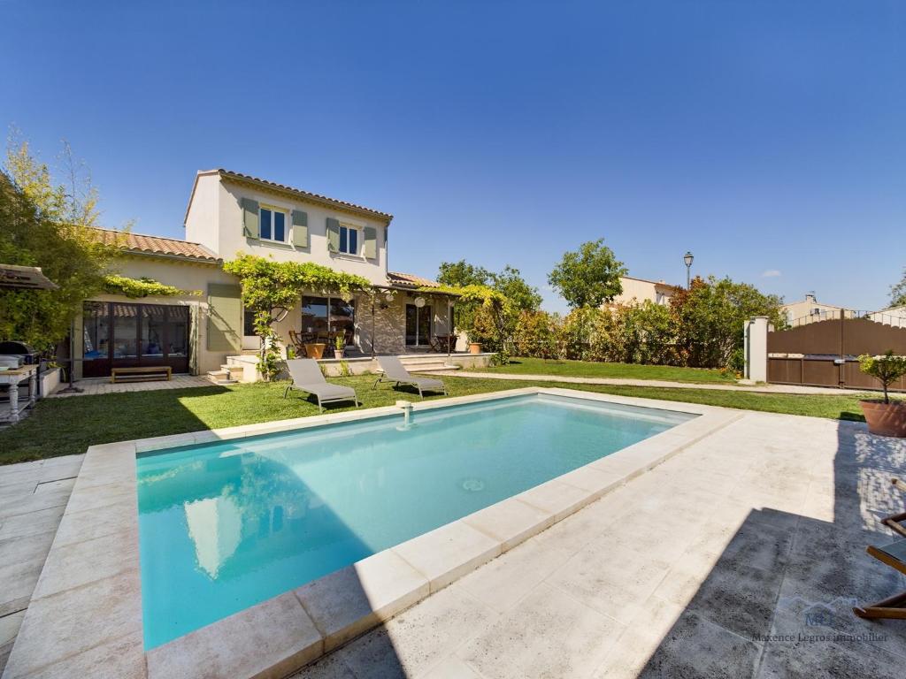 une piscine dans l'arrière-cour d'une maison dans l'établissement Villa Calisse, 6 personnes à Maillane, à Maillane