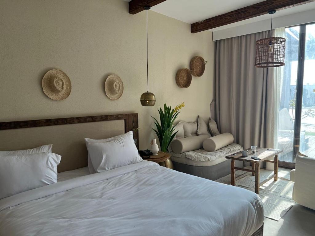 エル・アラメインにあるLe sidi Cabana ( hacienda bay )のベッドとソファ付きのホテルルーム