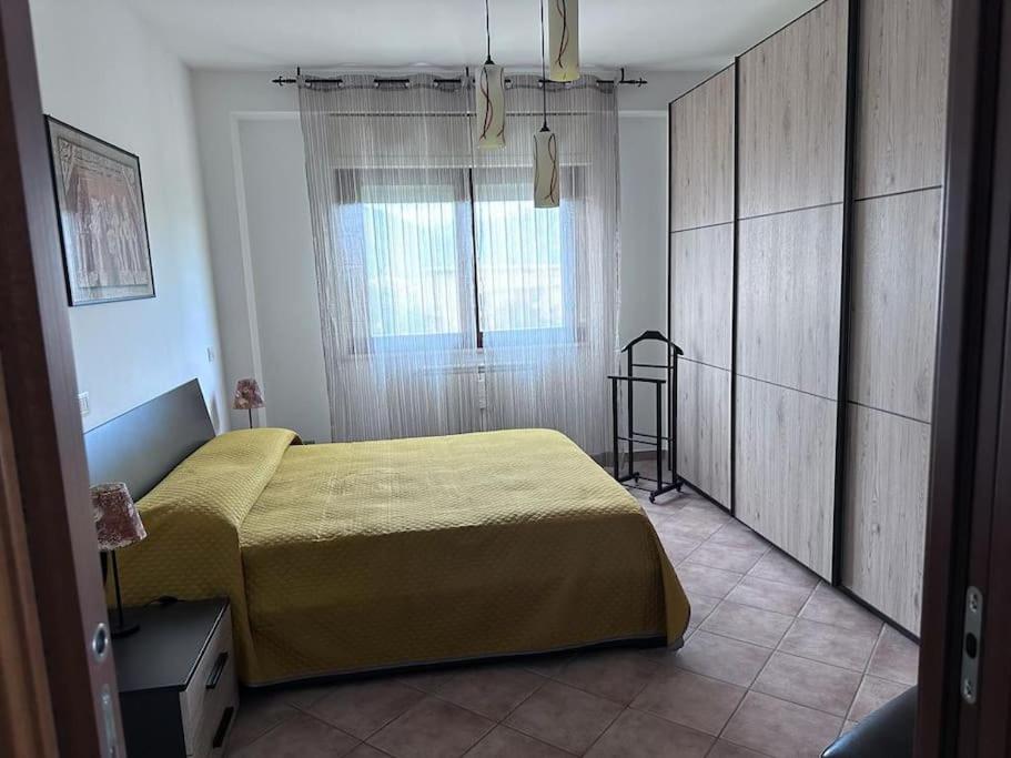 a bedroom with a bed and a window at Appartamento Oasi di Pontenuovo in Sermoneta