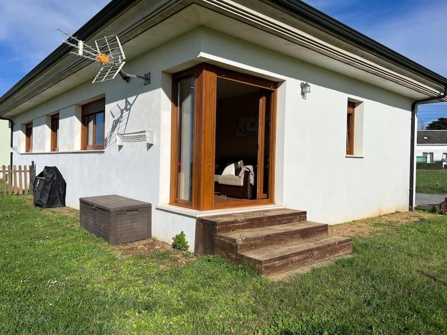 uma pequena casa branca com uma cama numa janela em Las Catedrales-Casa Canteiro 2 em Barreiros