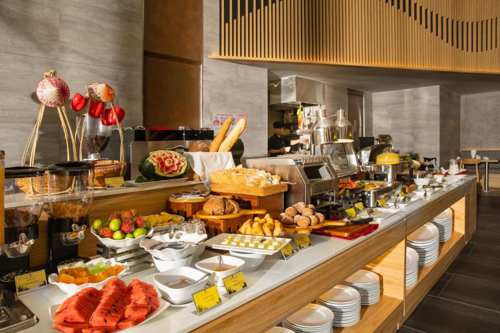 A long breakfast buffet offers fruit, pastries, bread and hot-drink equipment.