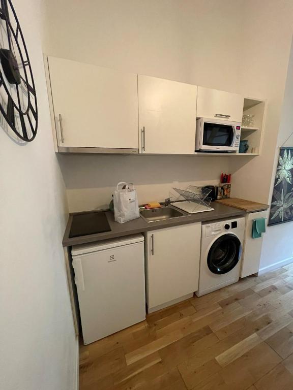 Kuchyňa alebo kuchynka v ubytovaní Studio mezzanine avec Terrasse privative cosy - REF MIMONT