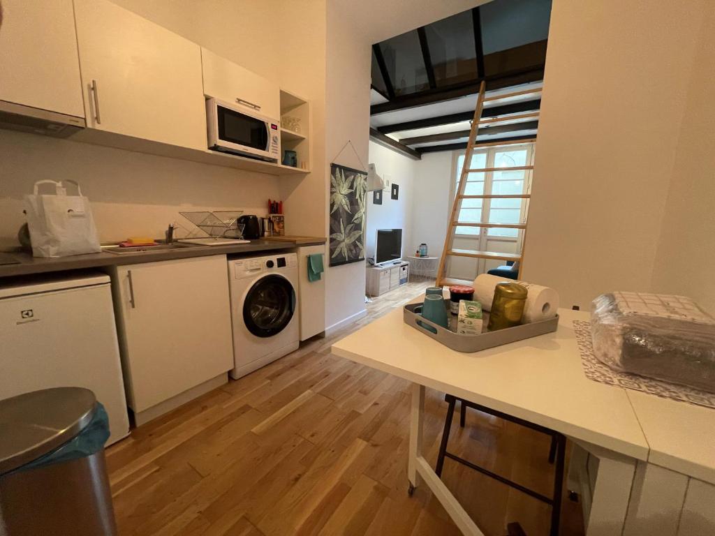 Kuchyňa alebo kuchynka v ubytovaní Studio mezzanine avec Terrasse privative cosy - REF MIMONT
