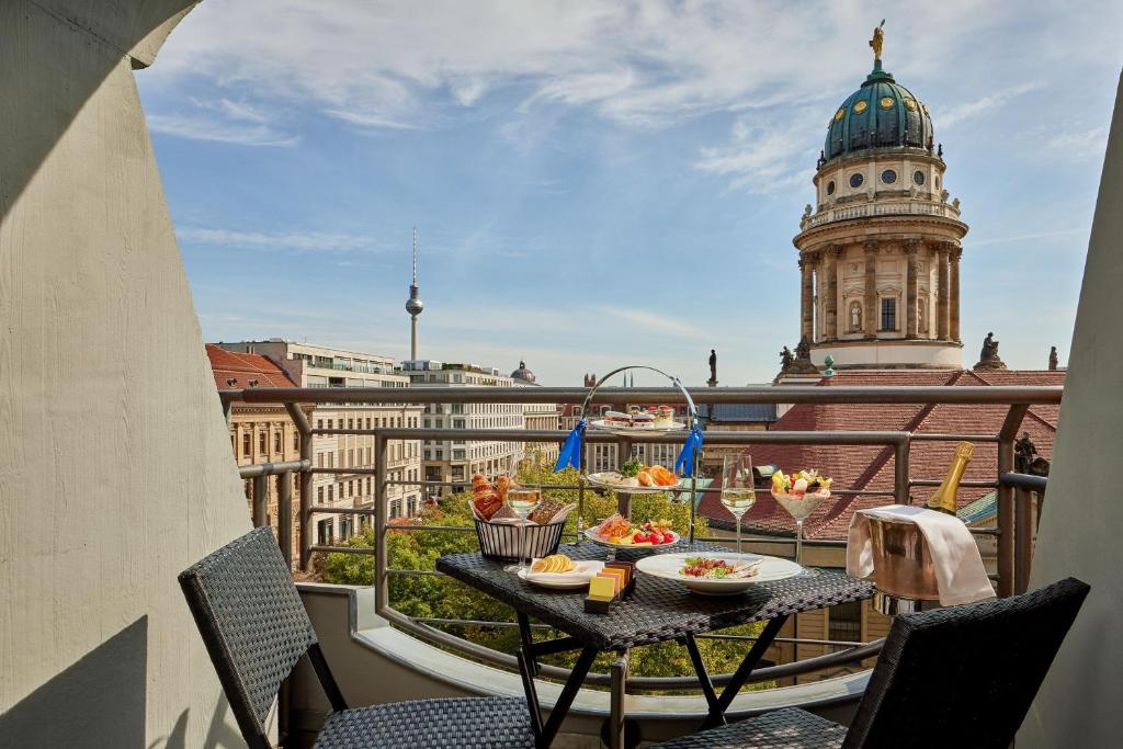 柏林的住宿－Hotel Luc, Autograph Collection，阳台配有餐桌,上面有食物