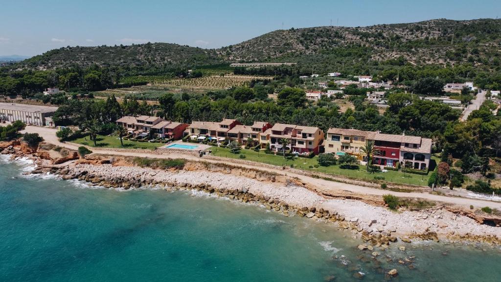 z powietrza widok na ośrodek nad oceanem w obiekcie Vista al Mar, a 1a linea de la Bahía dels Alfacs. w mieście Alcanar