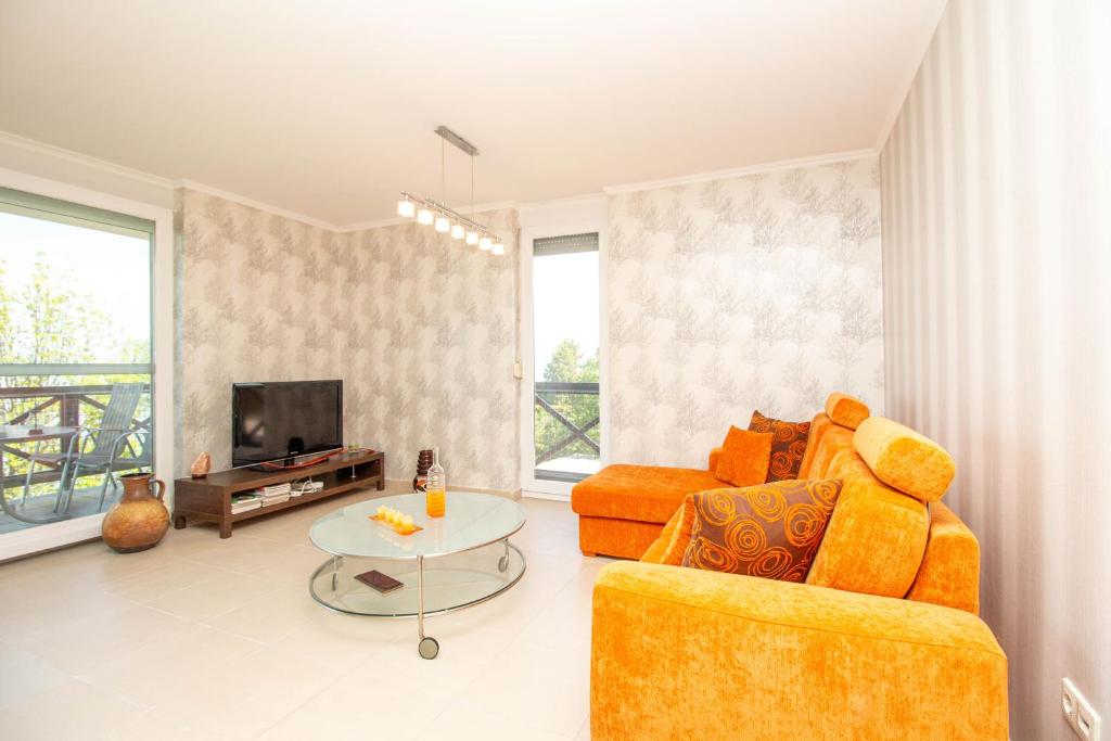 Posezení v ubytování 976 - Lakóparkban teljes panorámás, közvetlen vízparti, 2 szobás modern apartman