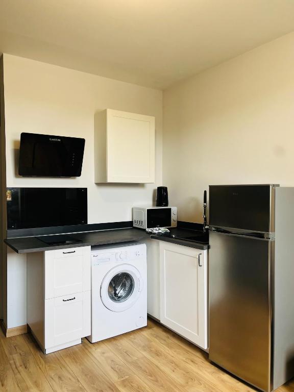 Kuchnia lub aneks kuchenny w obiekcie Chez Oma I 1 appartement indépendant OPI I 3 chambres privatives avec salle d eau et salon commun cuisine commune WC commun patio commun