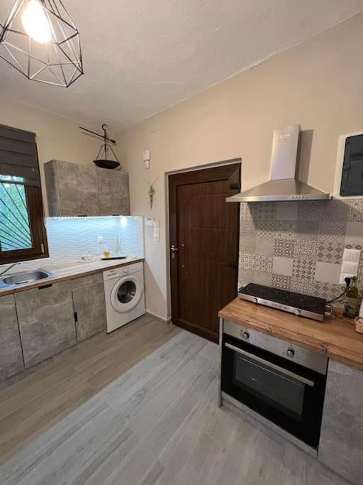 Kuchyň nebo kuchyňský kout v ubytování Ideal House with Private Pool & Parking