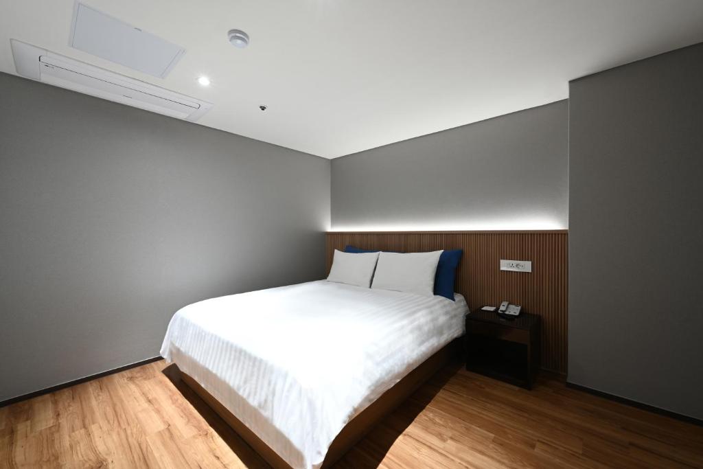 Postel nebo postele na pokoji v ubytování Kolon Seacloud Hotel