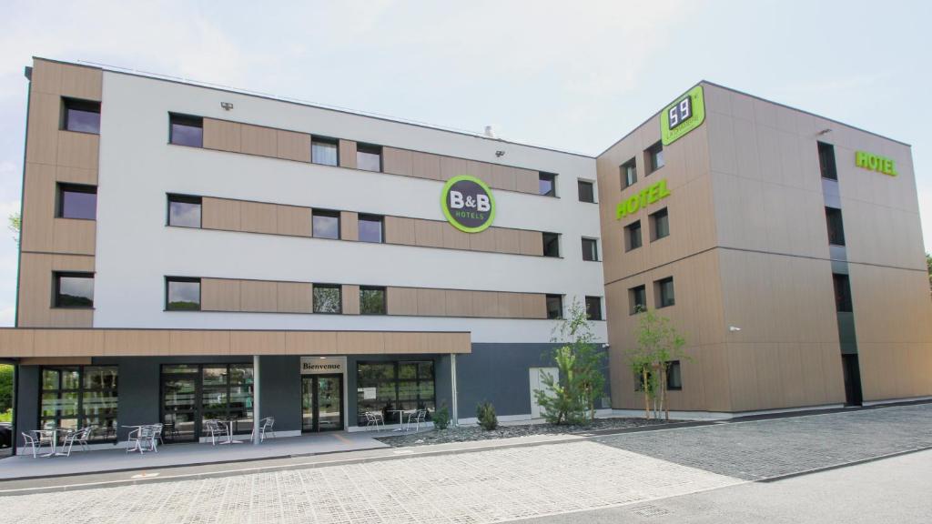 een gebouw met een bord aan de zijkant bij B&B HOTEL Aix-les-Bains in Grésy-sur-Aix