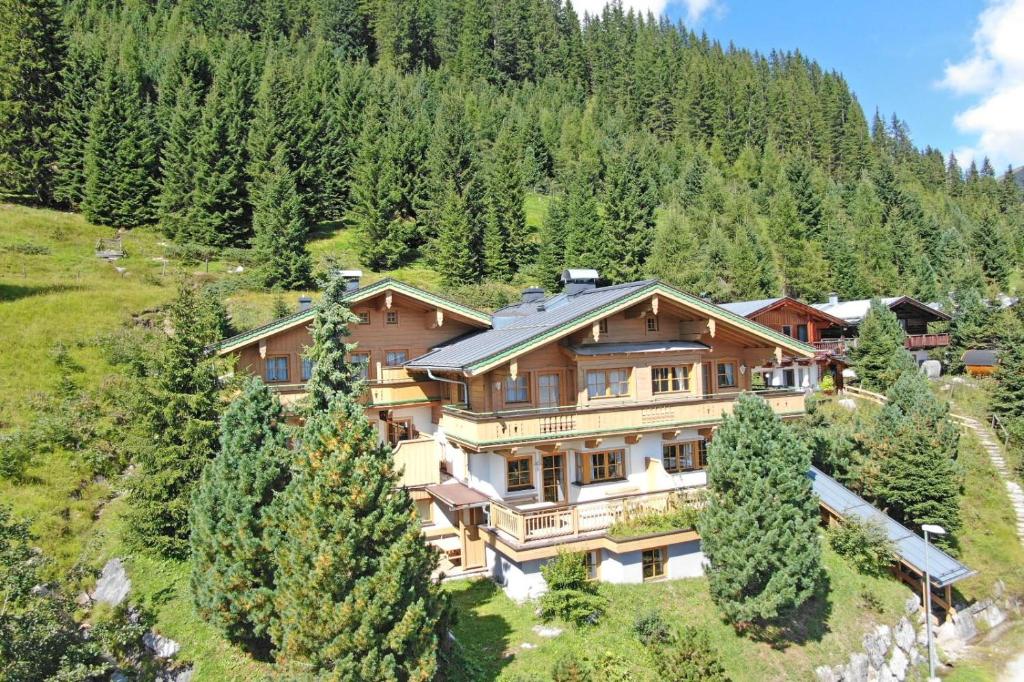 eine Luftansicht eines großen Hauses in den Bergen in der Unterkunft Ferienwohnung Königsleiten 210 - Top 1 in Königsleiten
