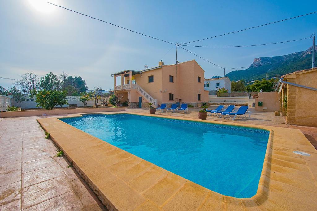- une piscine en face d'une maison dans l'établissement Villa Fabiola - PlusHolidays, à Calp