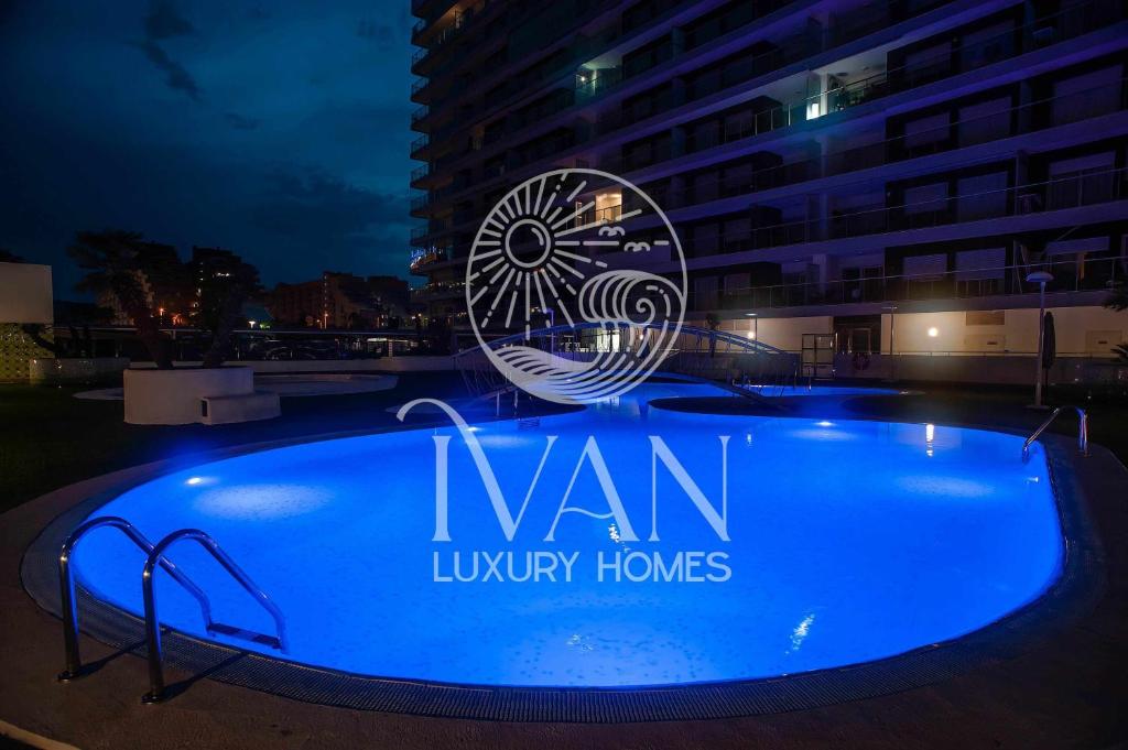 Bazén v ubytovaní Casa Salzburg Ivan Luxury Homes 5ªPlta Sur 1ªLínea alebo v jeho blízkosti