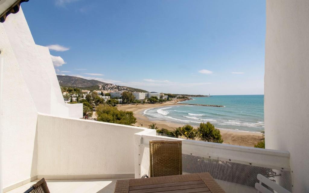 a balcony with a view of a beach at Atico loft en primera linea EURHOSTAL Albert Villas in Alcossebre