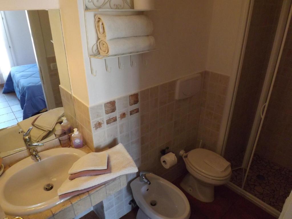 a bathroom with a sink and a toilet at B&B Il Gatto Pescatore in Stintino
