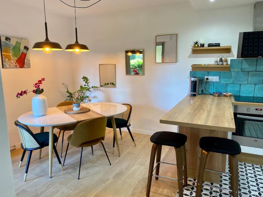 eine Küche und ein Esszimmer mit einem Tisch und Stühlen in der Unterkunft Magnifique T3 rénové, 15min à pied CV, pkg privé in Aix-en-Provence