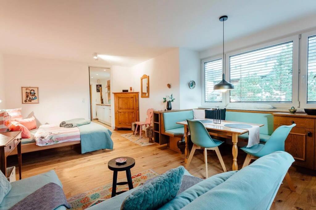 uma sala de estar com um sofá e uma mesa em Chalet-Apartment Seefeld and Chill HARMONY im Zentrum mit Netflix for free em Seefeld in Tirol