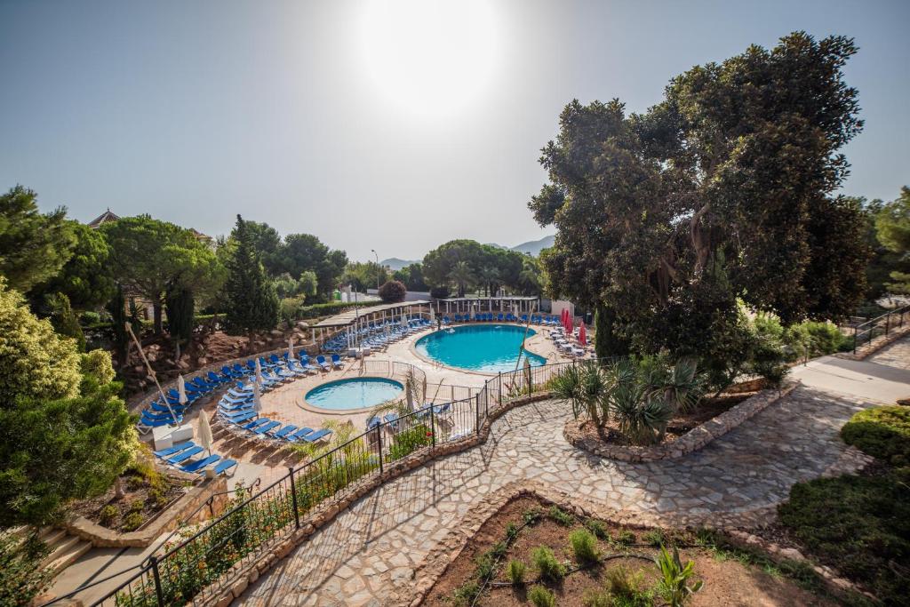 een uitzicht over het zwembad van een resort bij Ona Lomas Village - La Manga Club in La Manga del Mar Menor