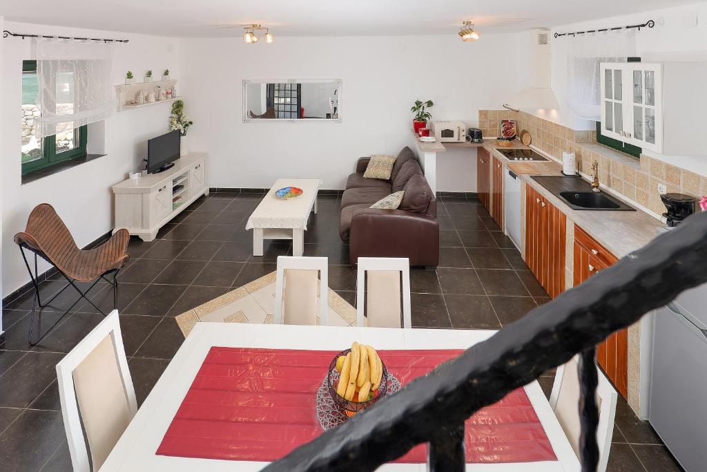 Kuchyň nebo kuchyňský kout v ubytování Villa Niko PET FRIENDLY 200 M FROM HIDDEN SANDY BEACH pets stays for free