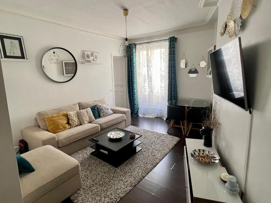 Televízia a/alebo spoločenská miestnosť v ubytovaní Superbe 2 Chambres Proche Montmartre