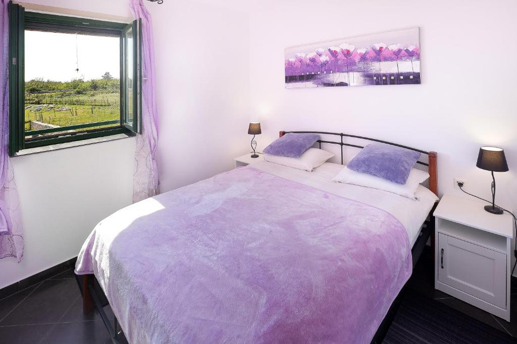 Postel nebo postele na pokoji v ubytování Villa Niko PET FRIENDLY 200 M FROM HIDDEN SANDY BEACH pets stays for free