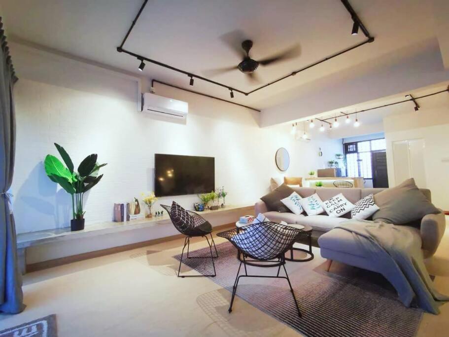 uma sala de estar com um sofá e uma televisão em S&G Homestay - JB@Permas Jaya em Johor Bahru