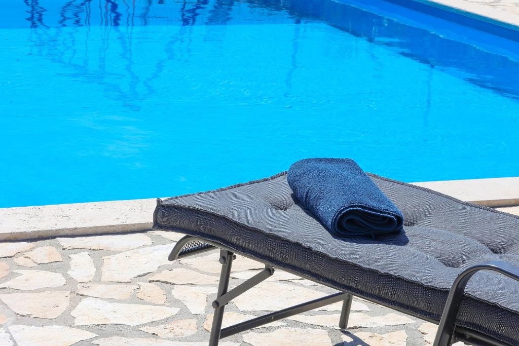 Bazén v ubytování Villa Niko PET FRIENDLY 200 M FROM HIDDEN SANDY BEACH pets stays for free nebo v jeho okolí