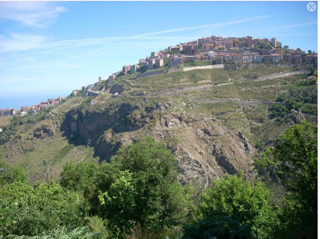 een heuvel met huizen op de top van een berg bij Casa Rosetta in San Marco dʼAlunzio