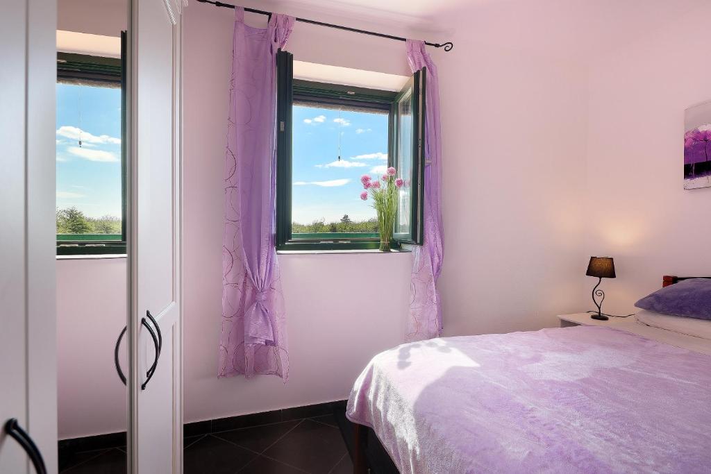 Postel nebo postele na pokoji v ubytování Villa Niko PET FRIENDLY 200 M FROM HIDDEN SANDY BEACH pets stays for free