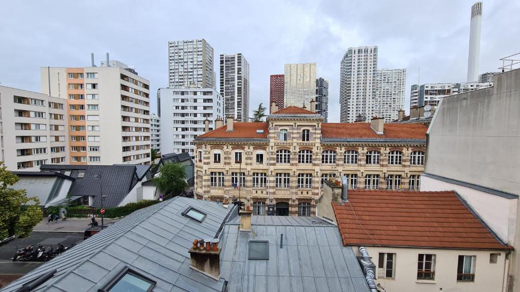 Nespecifikovaný výhled na destinaci Paříž nebo výhled na město při pohledu z hotelu