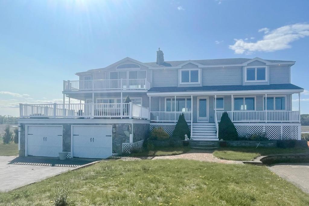 Casa grande con porche y 2 plazas de garaje en Luxury Rye Beach Escape en Rye