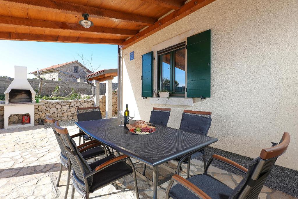 Fotografie z fotogalerie ubytování Villa Niko PET FRIENDLY 200 M FROM HIDDEN SANDY BEACH pets stays for free v destinaci Rudine