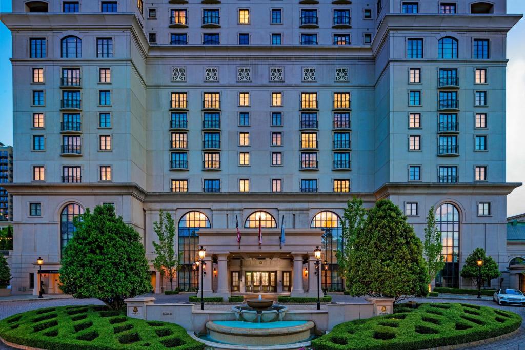 亞特蘭大的住宿－亞特蘭大瑞吉酒店，一座大型建筑,前面有一个喷泉