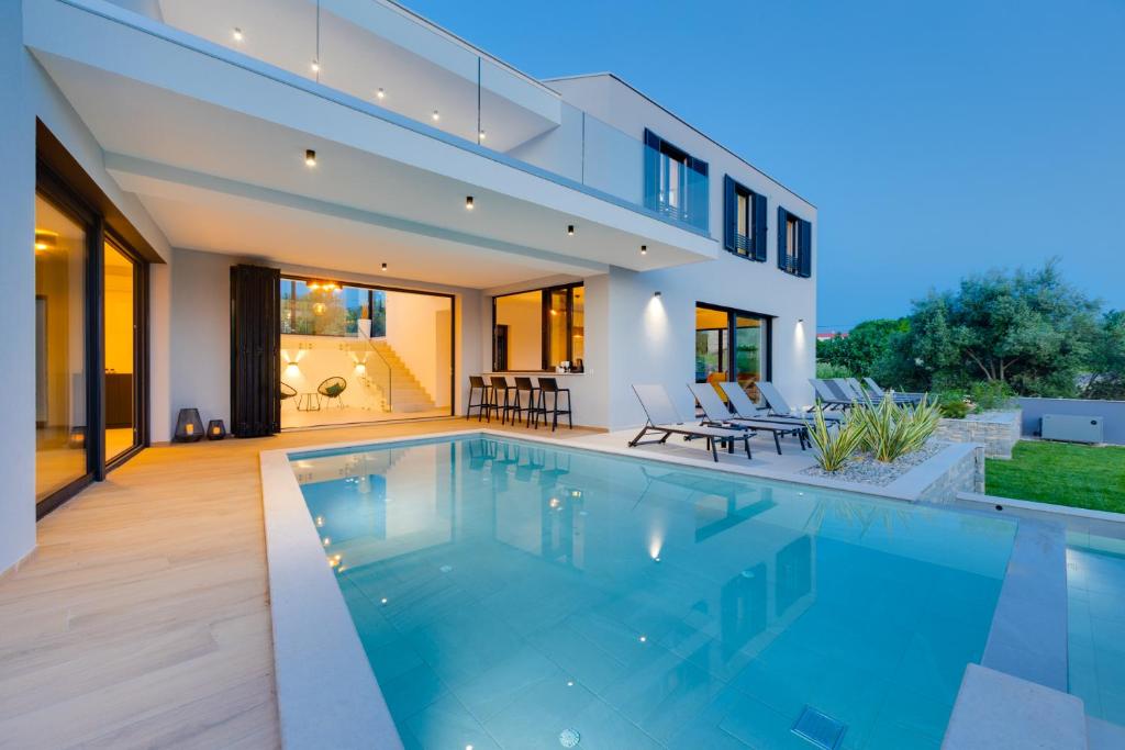una piscina en el patio trasero de una casa en Villa Endless Summer, en Sveti Anton