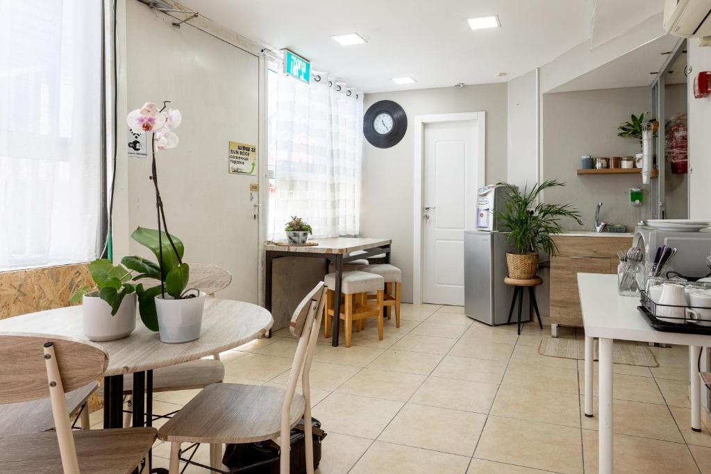 埃拉特Little Prince Hostel-5 Min Walk To The Beach的厨房以及带桌椅的用餐室。