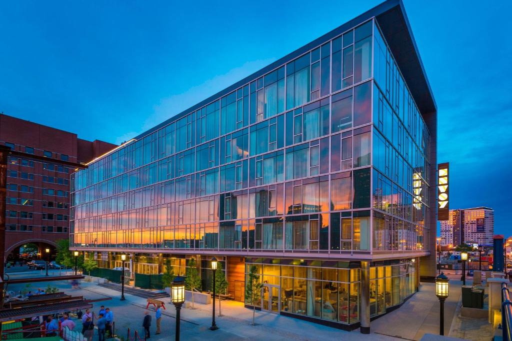 un gran edificio de cristal con gente delante de él en The Envoy Hotel, Autograph Collection en Boston