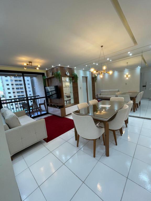 a large living room with a table and chairs at Belíssimo apartamento inteiro in Aracaju