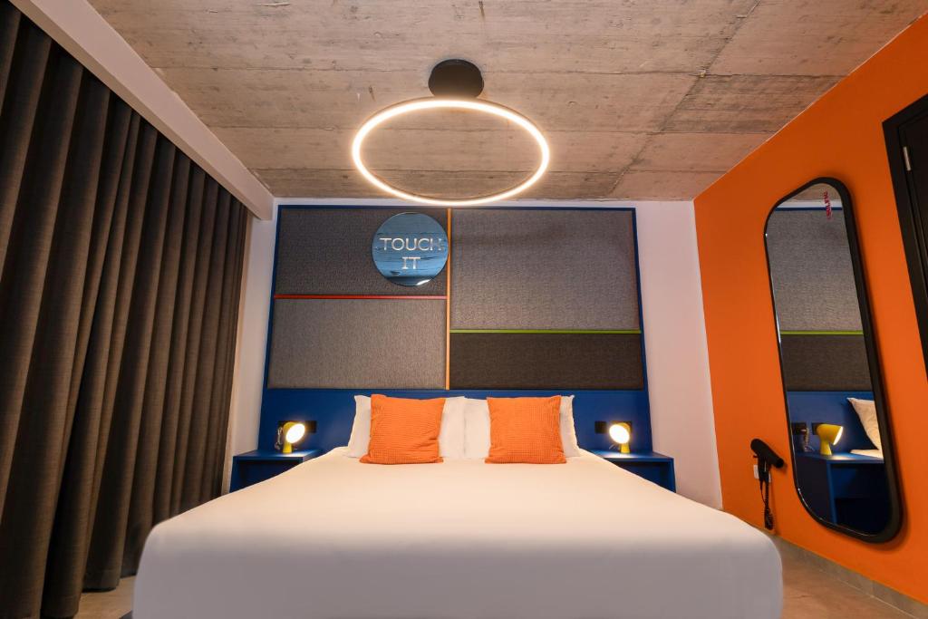 Postel nebo postele na pokoji v ubytování IKYK Hotel- IK Collection