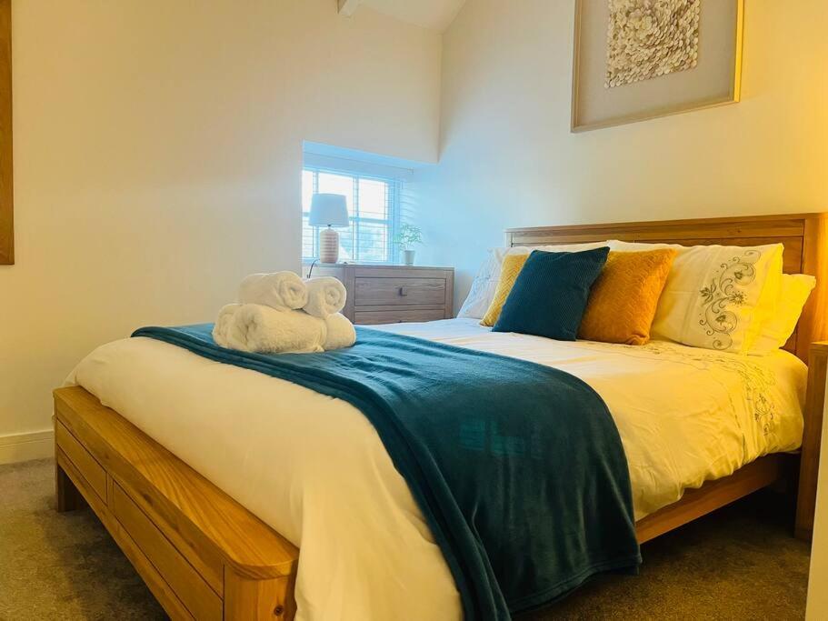 ein Schlafzimmer mit einem Bett mit Handtüchern darauf in der Unterkunft Charming Brecon Beacons Cottage with Parking in Gilwern