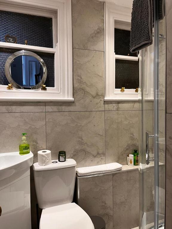 Um banheiro em Charming City Townhouse