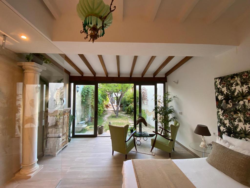 a bedroom with a bed and a table and chairs at Casa Palacio Ánima in Jerez de la Frontera