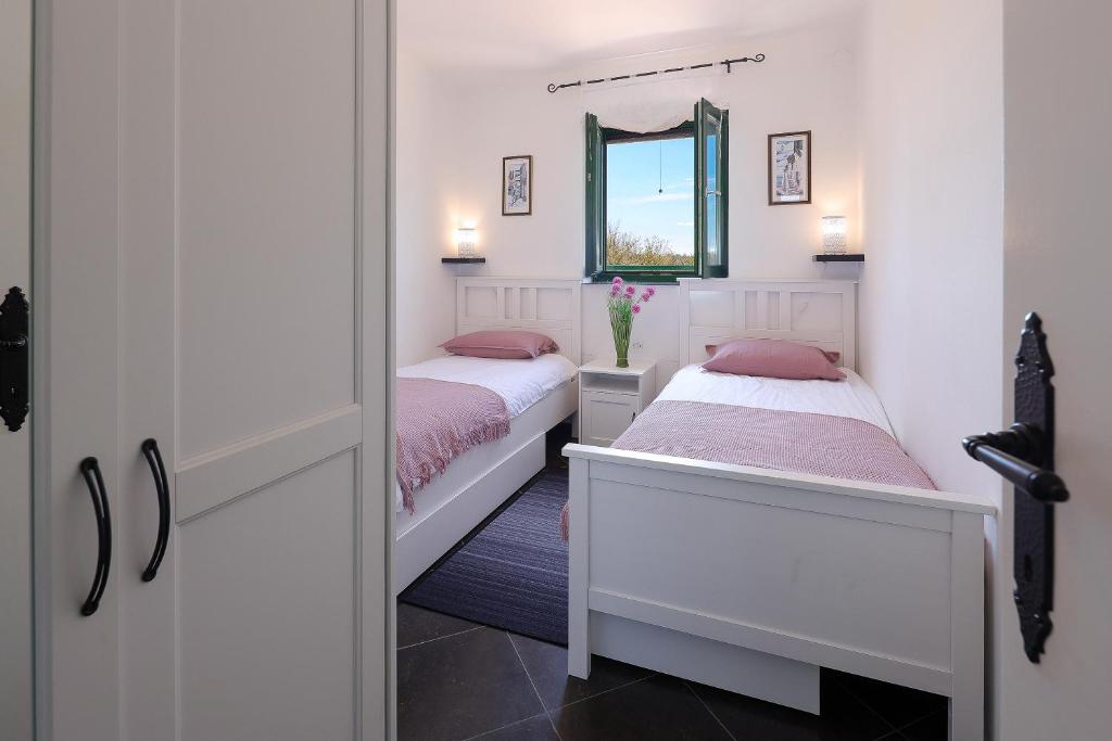 Postel nebo postele na pokoji v ubytování Villa Niko PET FRIENDLY 200 M FROM HIDDEN SANDY BEACH pets stays for free