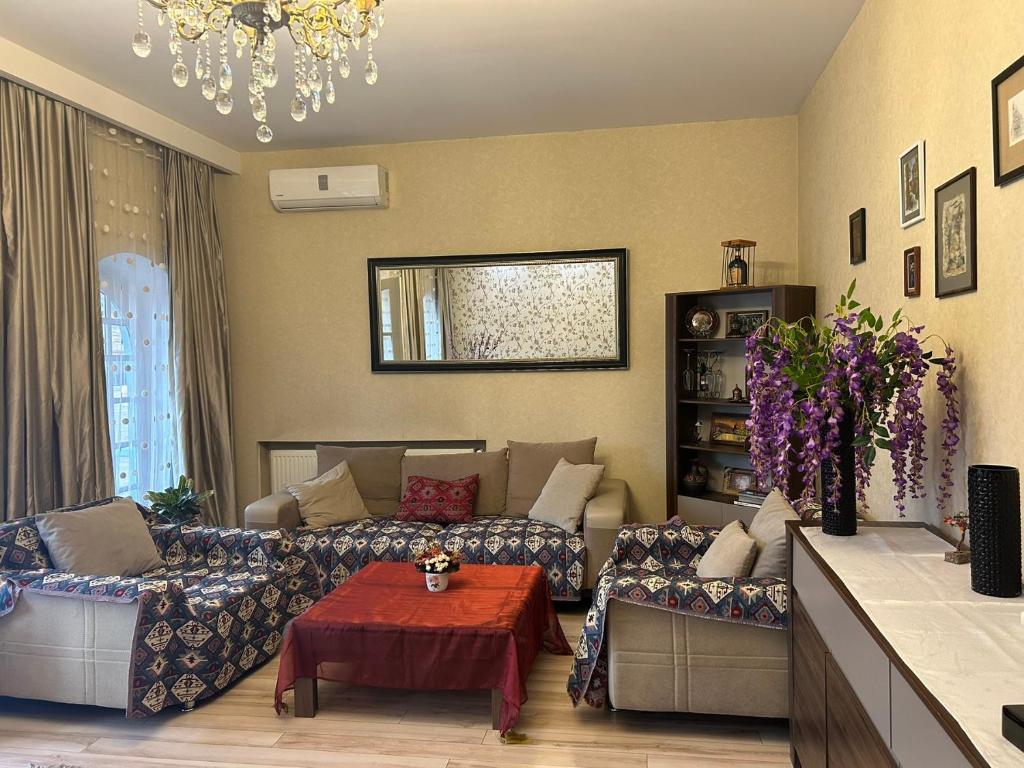 un soggiorno con divano e tavolo di Apartment in historical district of Tbilisi a Tbilisi City