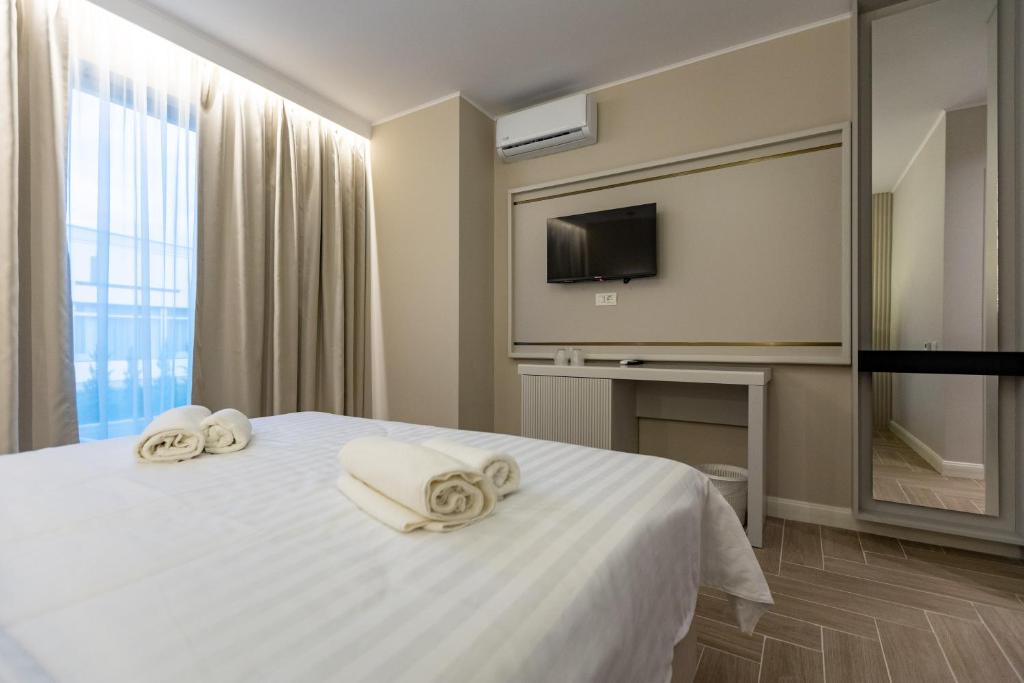 a hotel room with a bed with towels on it at DelSool MAMAiA in Mamaia
