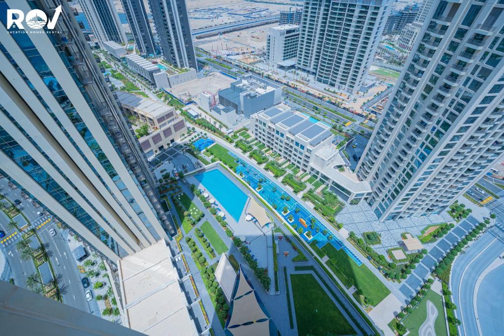 uma vista aérea de uma cidade com edifícios altos em Blissful 1BR with Pool and Creek view em Dubai