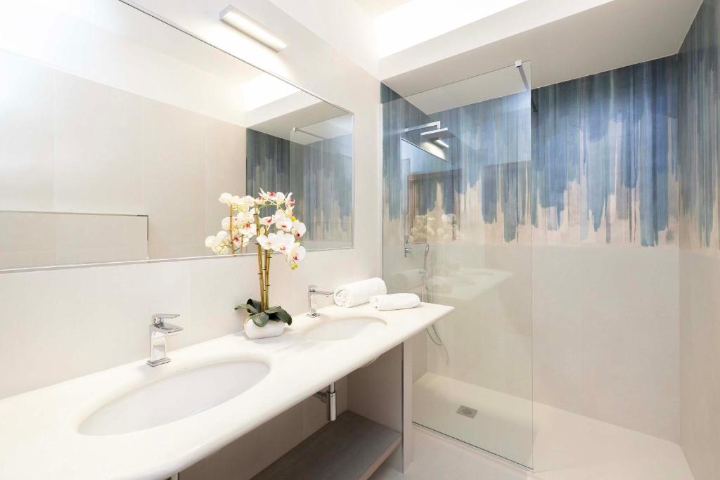 A bathroom at A Casa di Anna by BarbarHouse