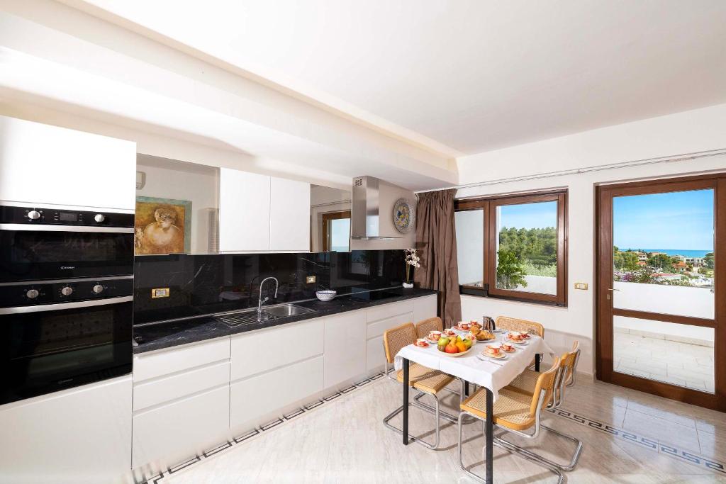 A kitchen or kitchenette at A Casa di Anna by BarbarHouse